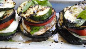 Ricetta con melanzana e zucchina, e basilico