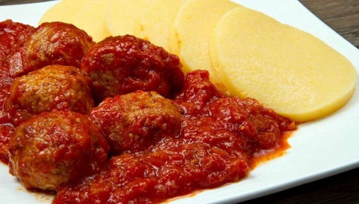 Polenta con sugo e salsicce
