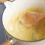 Allungate con un mestolo di brodo di cappone, continuando a mescolare