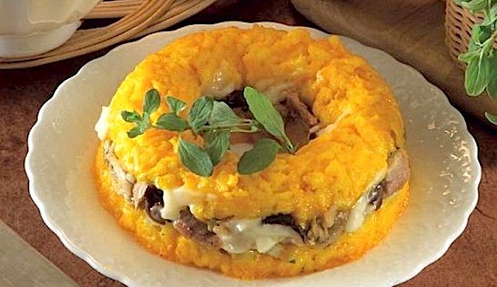 Anello di riso al forno con pollo e mozzarella