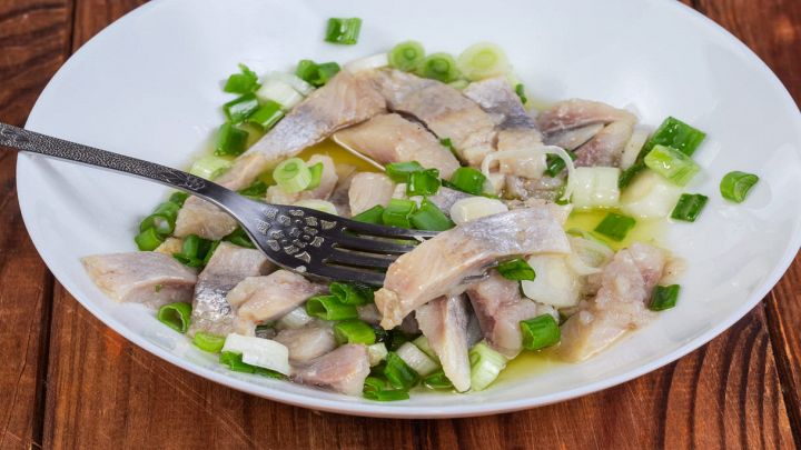 Carpaccio di sgombro con asparagi e salsa all'aceto di champagne