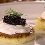 Caviale con patate e panna acida