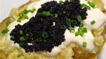 Caviale con patate e panna acida