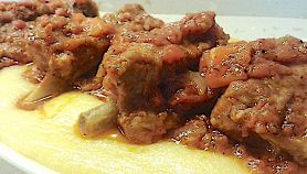 Costine di maiale con polenta e porri