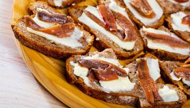 Crostini con acciughe