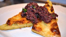 Crostini di crema di tartufo nero ed acciughe