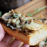 Crostone funghi e mozzarella