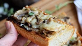 Crostone funghi e mozzarella