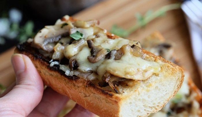 Crostone funghi e mozzarella