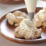 decorate il vassoio con eleganti ciuffetti di panna montata