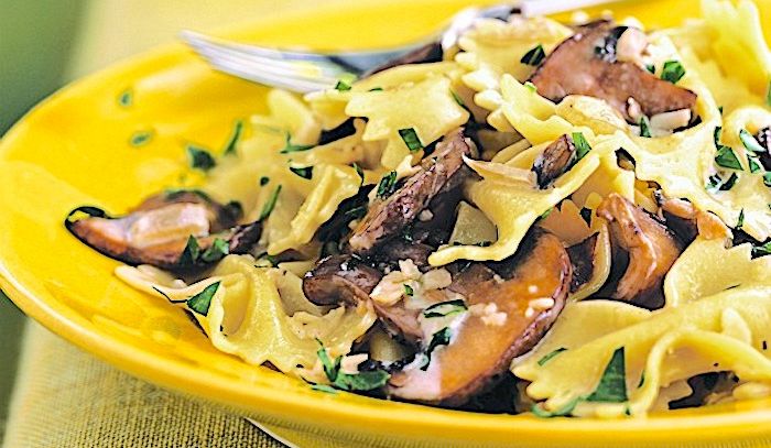 Farfalle ai funghi con panna e timo