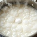 Latte e acqua per la farinata di mais