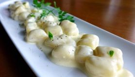 Gnocchi con fonduta di formaggio