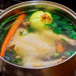 Immergete il cappone e aggiungete anche il pezzo di manzo