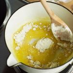 In una casseruola, fate fondere 20 g di burro, poi aggiungete la farina