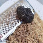 Maccheroni al tartufo nero, panna e aglio