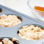 Mettere l'impasto di pesce negli stampini