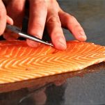 Mimosa di salmone marinato con insalata di patate e caviale