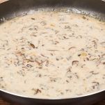 Crema di panna, cipolla e vino nella padella