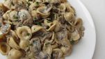 Pasta ai funghi con fontina e tartufo bianco