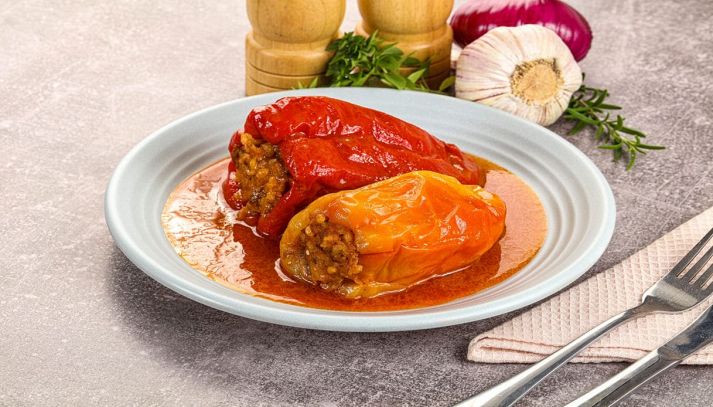 Due peperoni ripieni nel piatto bianco