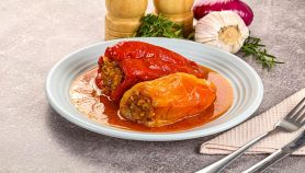 Due peperoni ripieni nel piatto bianco