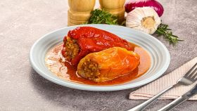 Due peperoni ripieni nel piatto bianco