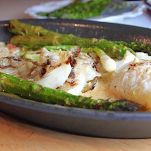 Pesce al cartoccio con asparagi e funghi