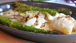 Pesce al cartoccio con asparagi e funghi