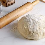 Pizza con funghi e pomodorini