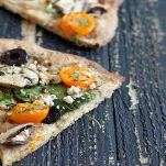 Pizza con funghi e pomodorini