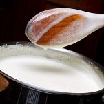 Pizza di banana caramellata con gelato