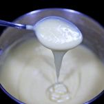 Pizza di banana caramellata con gelato