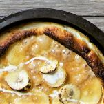 Pizza di banana caramellata con gelato