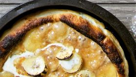 Pizza di banana caramellata con gelato