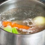 Preparate una pentola capiente e versate abbondante acqua fredda