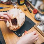 Pulite il cappone: eliminate le interiora, fiammeggiate la superficie