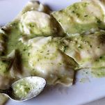 Ravioli con ripieno di ricotta e noci