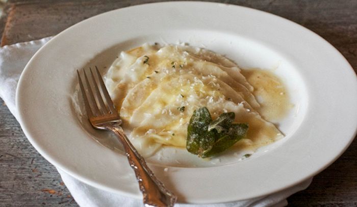 Ravioli con farina di mais, pere e pecorino