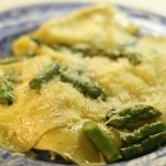 Ravioloni con asparagi e formaggio