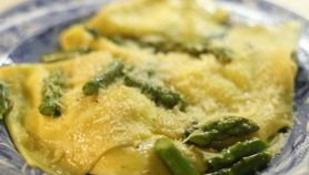 Ravioloni con asparagi e formaggio