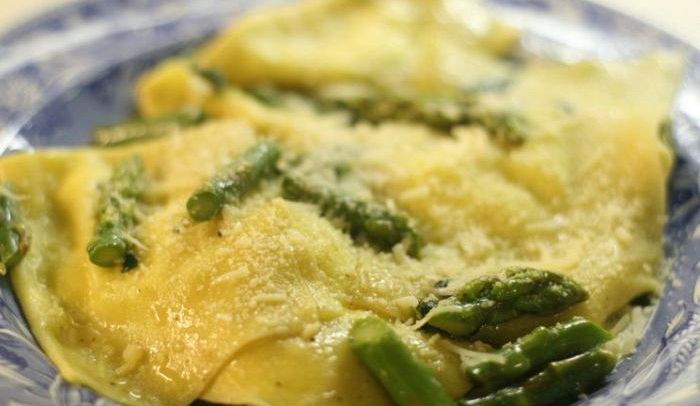 Ricetta Ravioloni con asparagi e formaggio