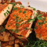Salmone con funghi e spinaci
