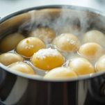 patate in acqua salata e bollente