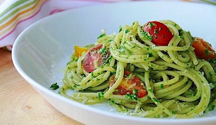 Spaghetti con pesto e pomodorini
