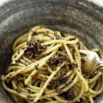 Spaghetti al sugo di tartufo nero ed alici