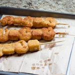 Spiedini di gamberi e code di rospo al pepe verde