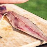 Pesce crudo sul tagliere