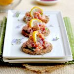 Tartare di trota su pane di segale