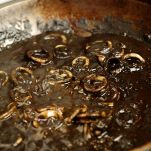 Trenette al nero di seppia con calamaretti